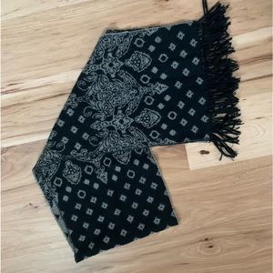D&Y Black/Gray Cashmere "feel" Reversible Scarf w/Floral & Diamond Images